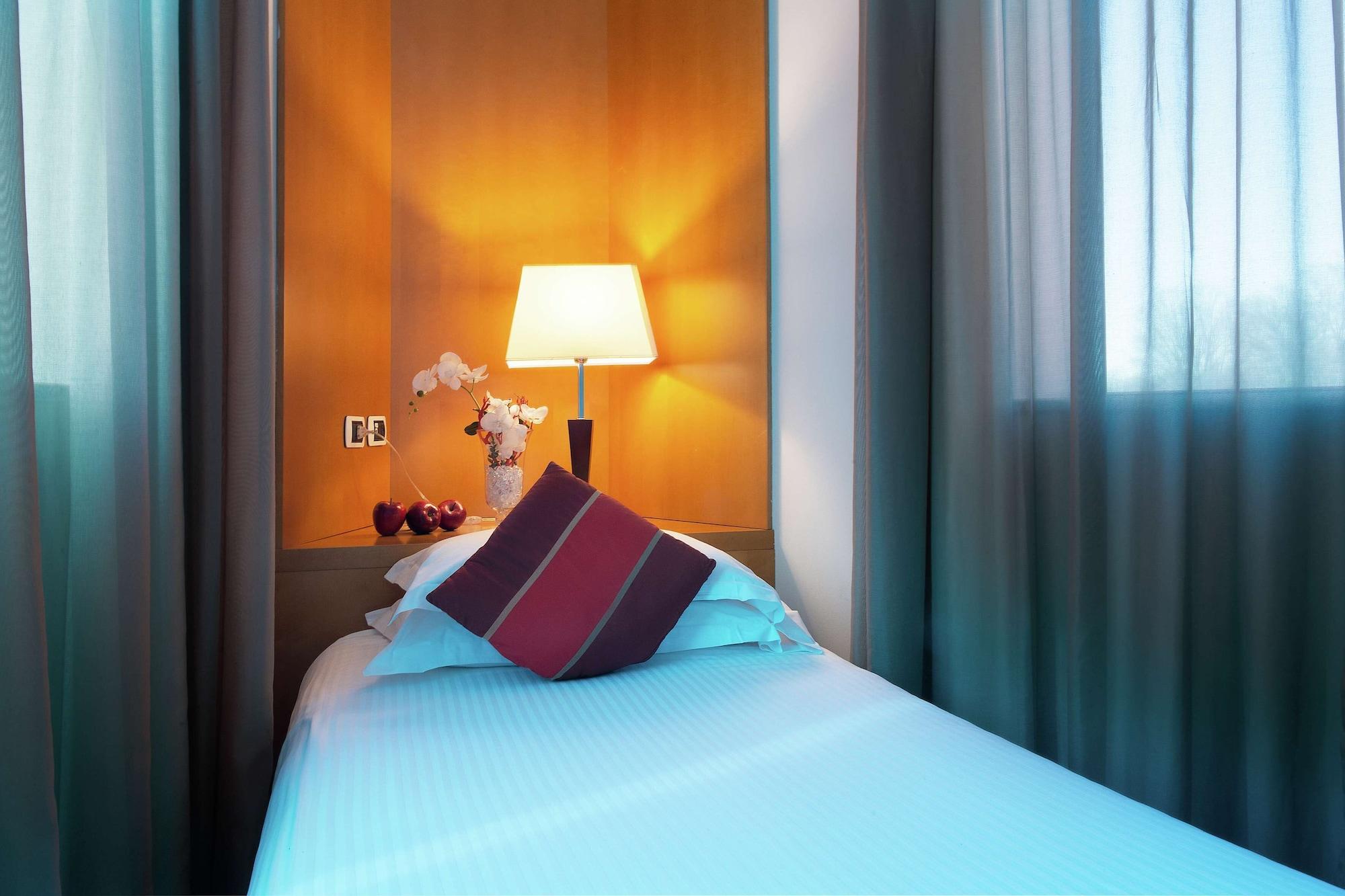 Отель Dolce By Wyndham Milan Malpensa Сомма-Ломбардо Экстерьер фото