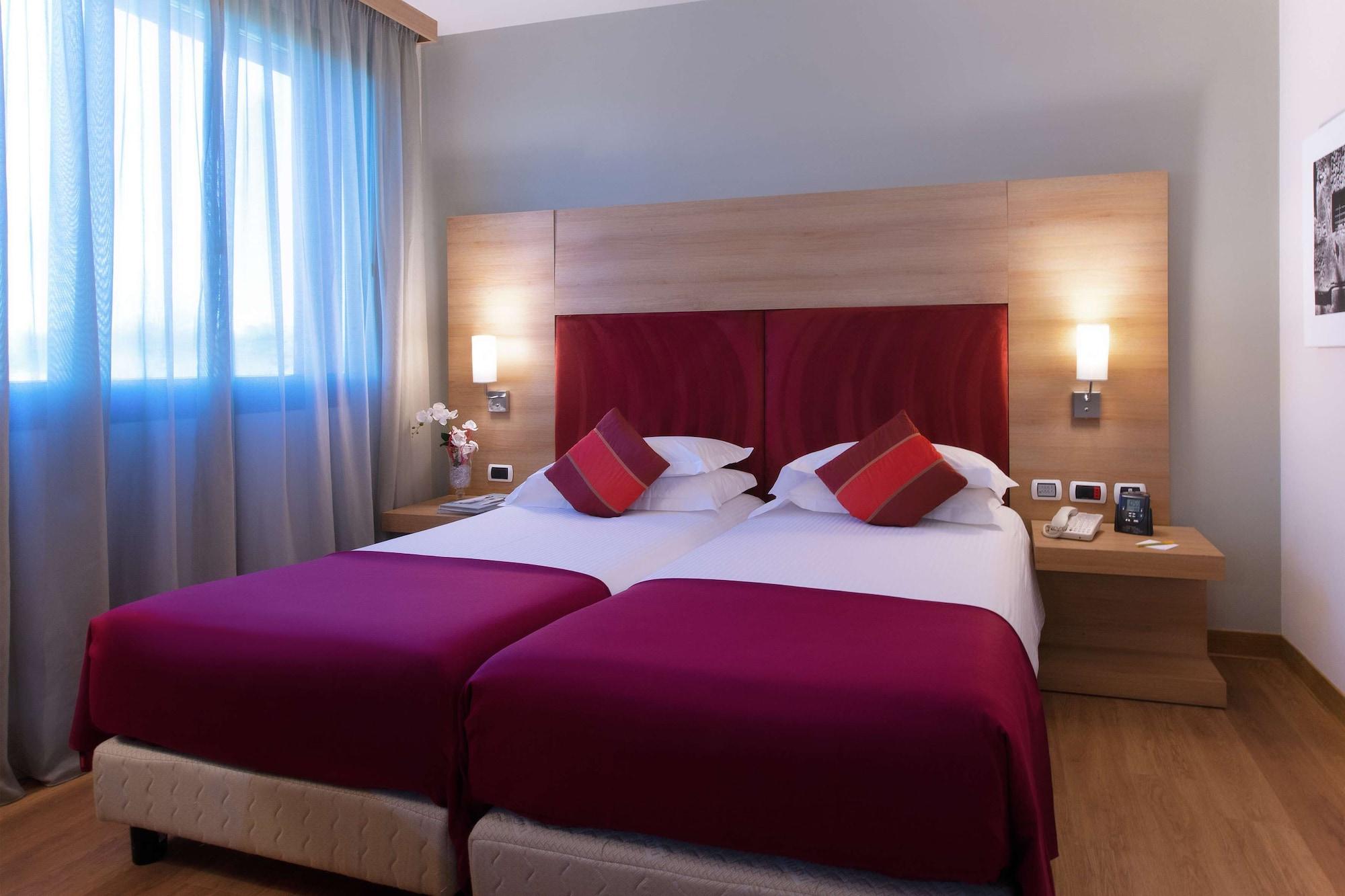 Отель Dolce By Wyndham Milan Malpensa Сомма-Ломбардо Экстерьер фото