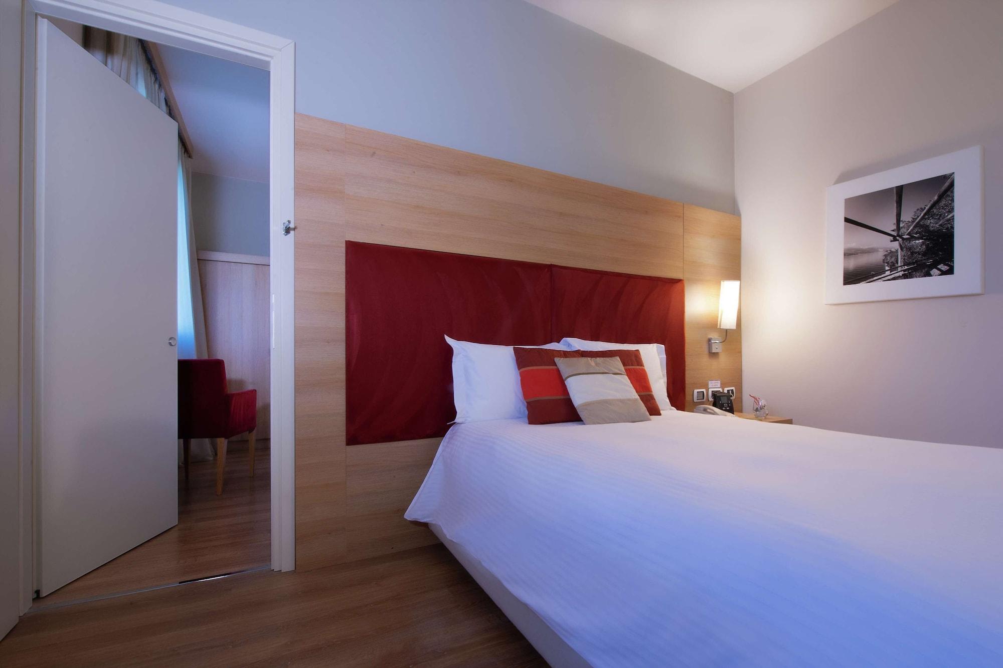Отель Dolce By Wyndham Milan Malpensa Сомма-Ломбардо Экстерьер фото