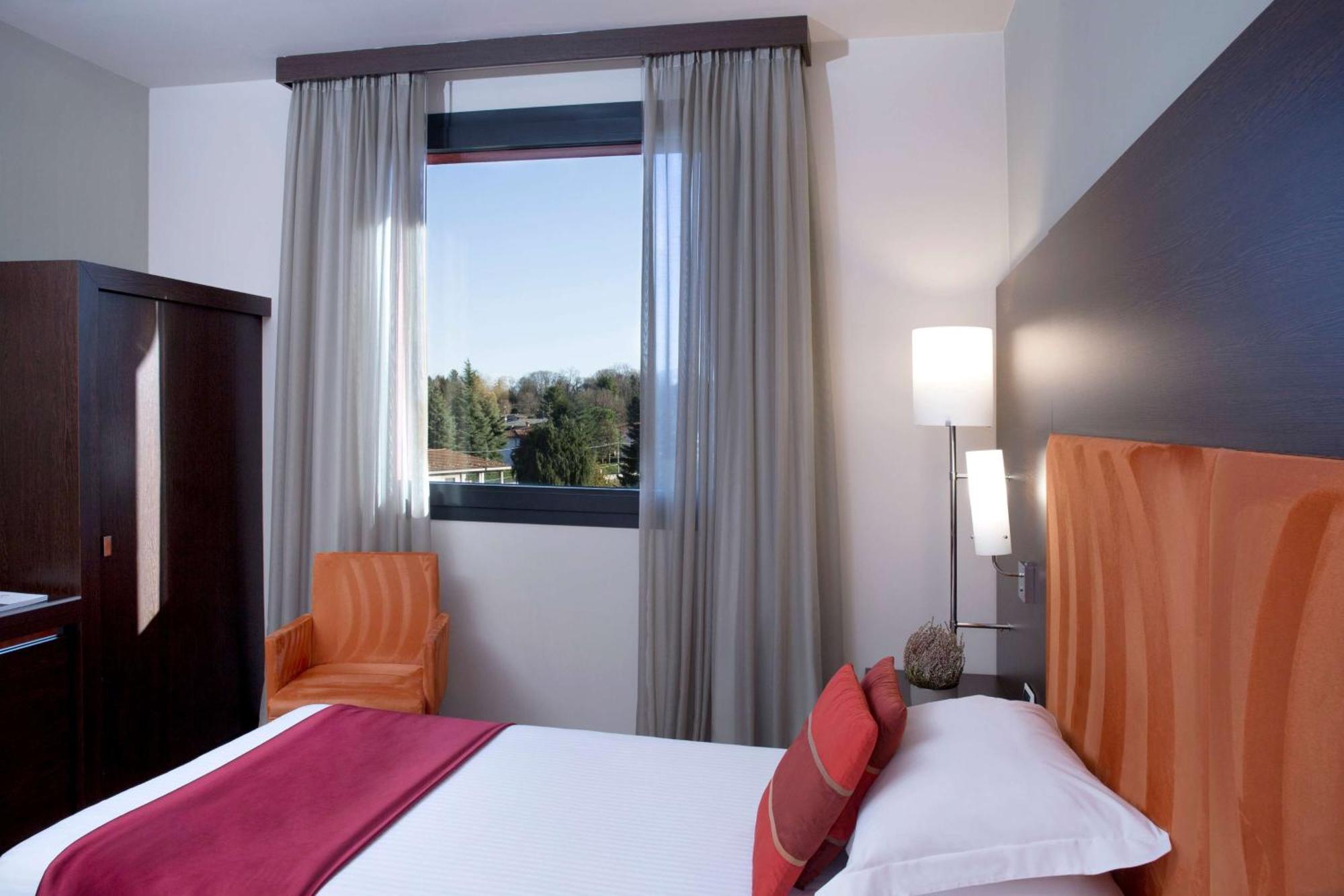 Отель Dolce By Wyndham Milan Malpensa Сомма-Ломбардо Экстерьер фото