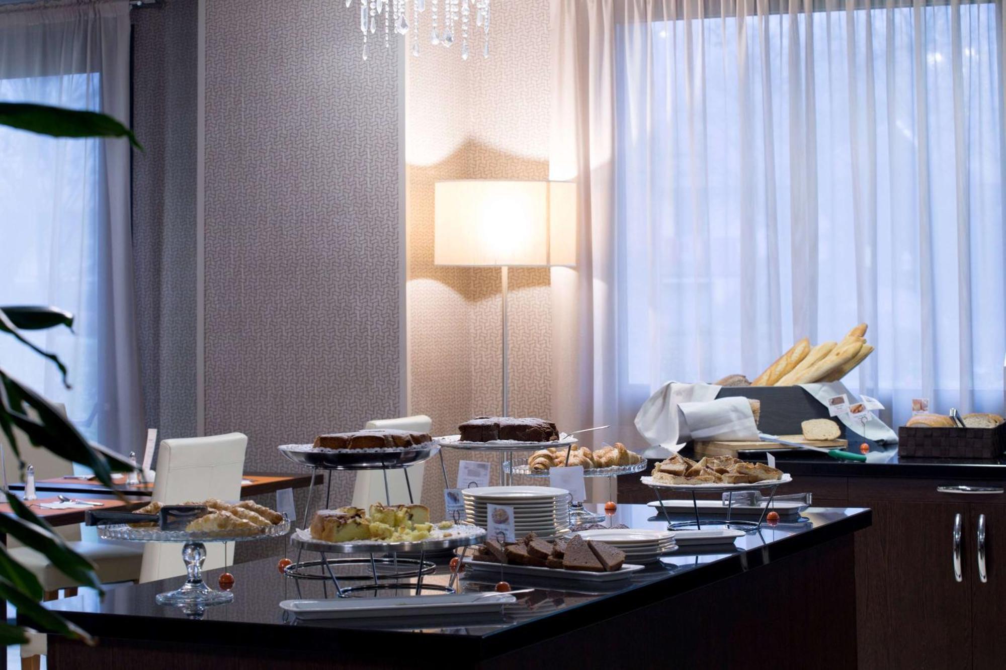Отель Dolce By Wyndham Milan Malpensa Сомма-Ломбардо Экстерьер фото