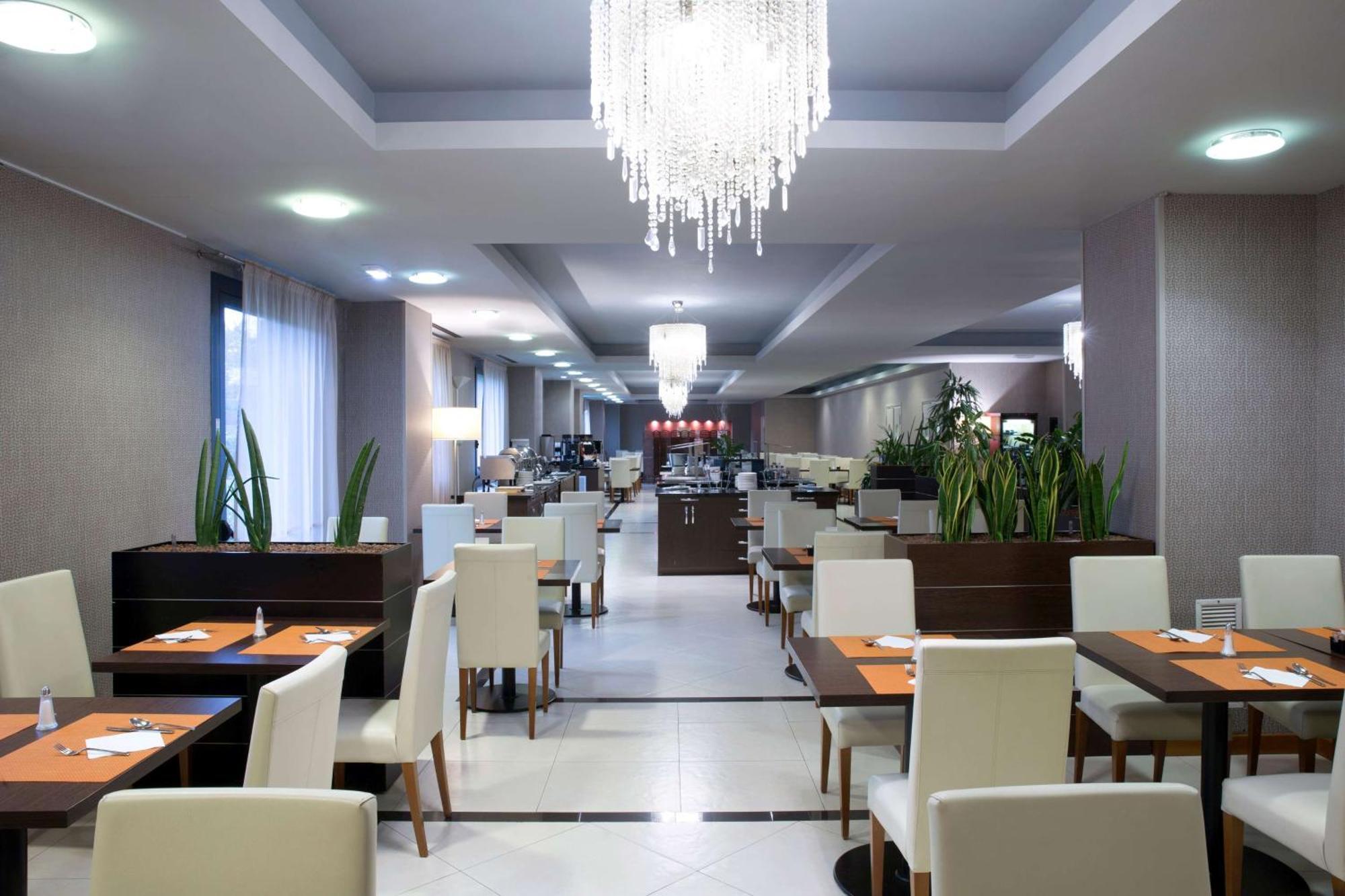 Отель Dolce By Wyndham Milan Malpensa Сомма-Ломбардо Экстерьер фото