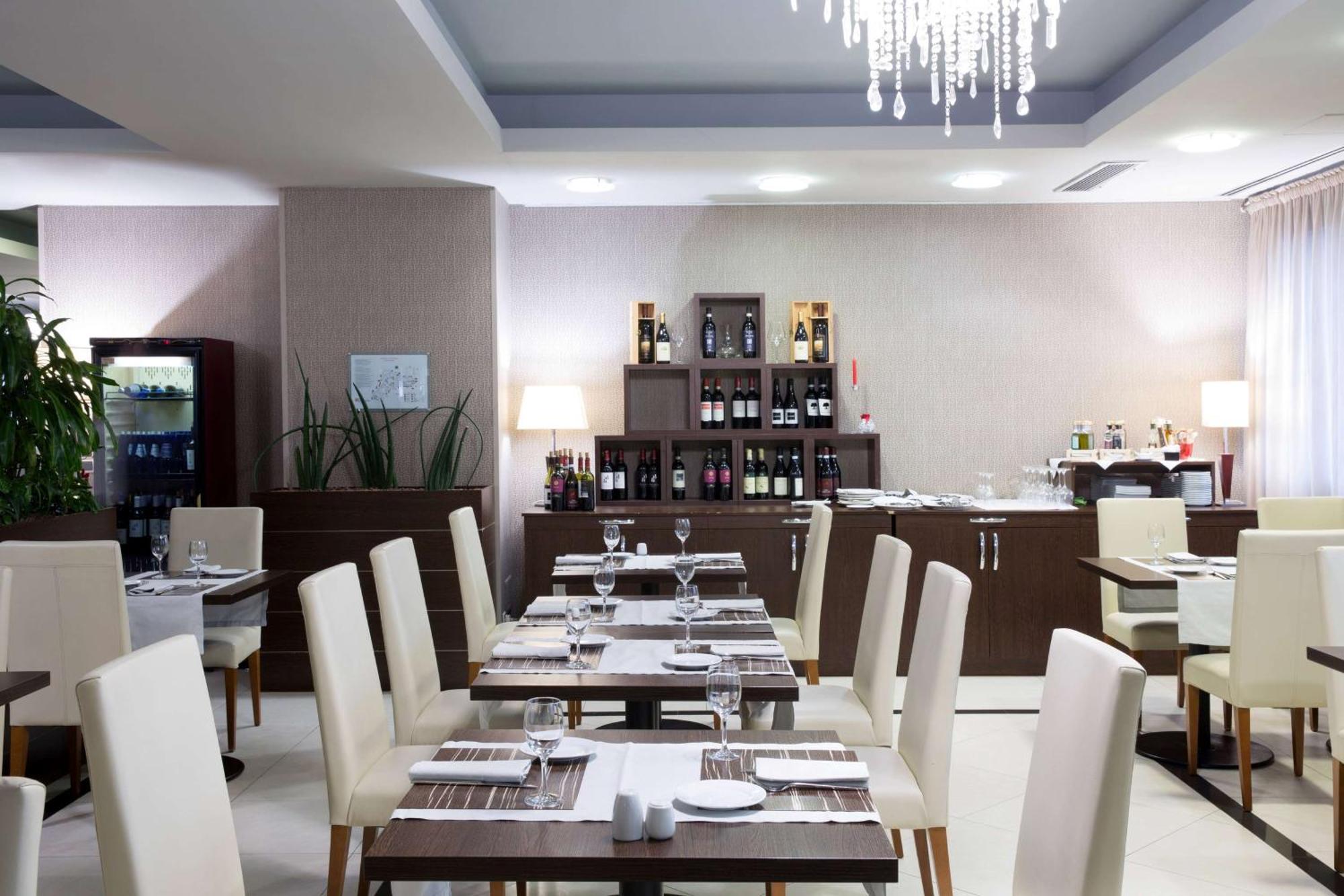 Отель Dolce By Wyndham Milan Malpensa Сомма-Ломбардо Экстерьер фото