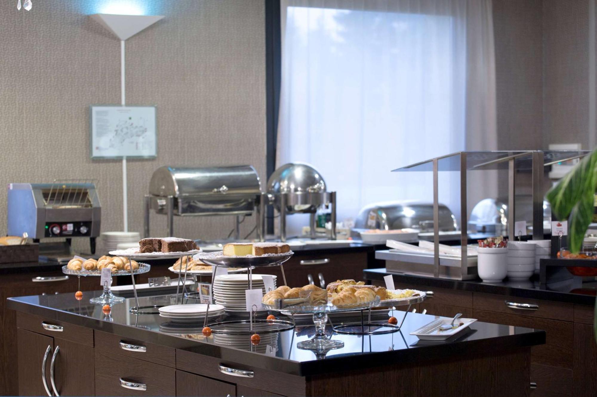 Отель Dolce By Wyndham Milan Malpensa Сомма-Ломбардо Экстерьер фото