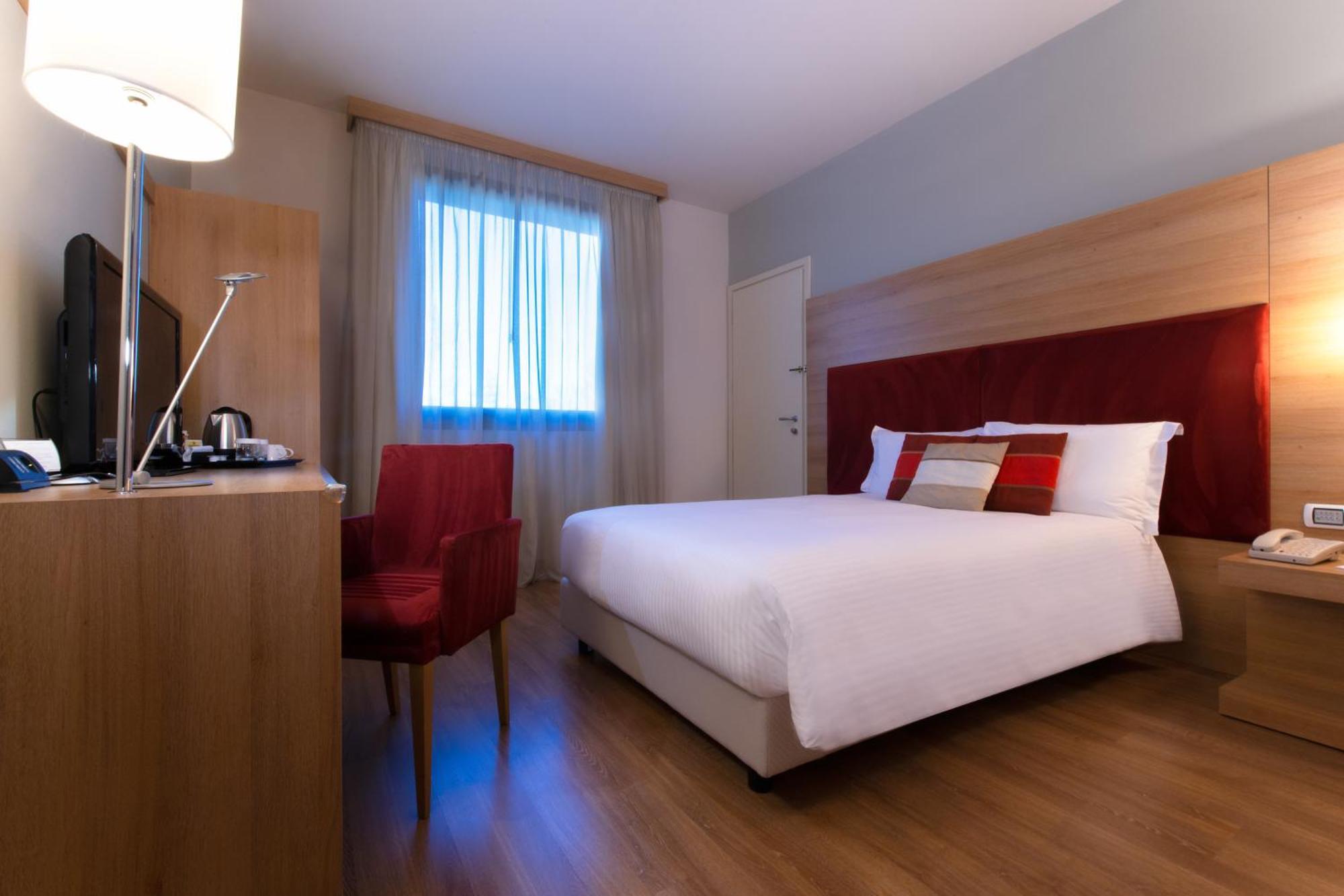 Отель Dolce By Wyndham Milan Malpensa Сомма-Ломбардо Экстерьер фото