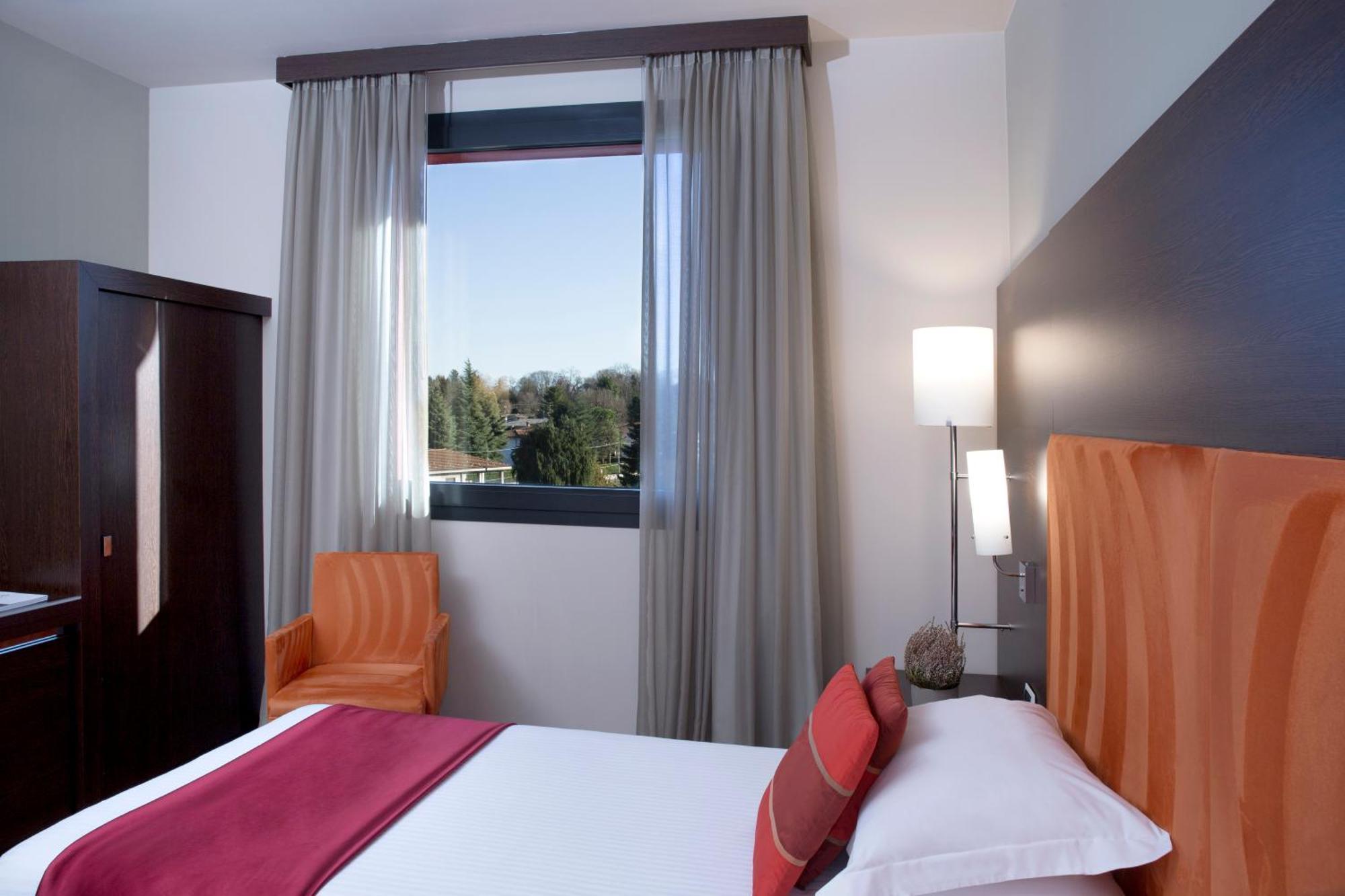 Отель Dolce By Wyndham Milan Malpensa Сомма-Ломбардо Экстерьер фото