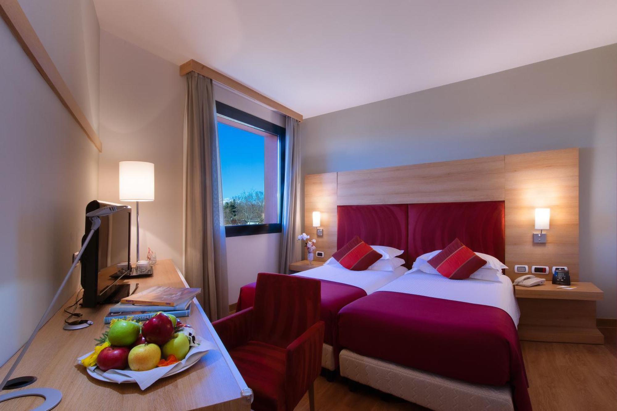 Отель Dolce By Wyndham Milan Malpensa Сомма-Ломбардо Экстерьер фото