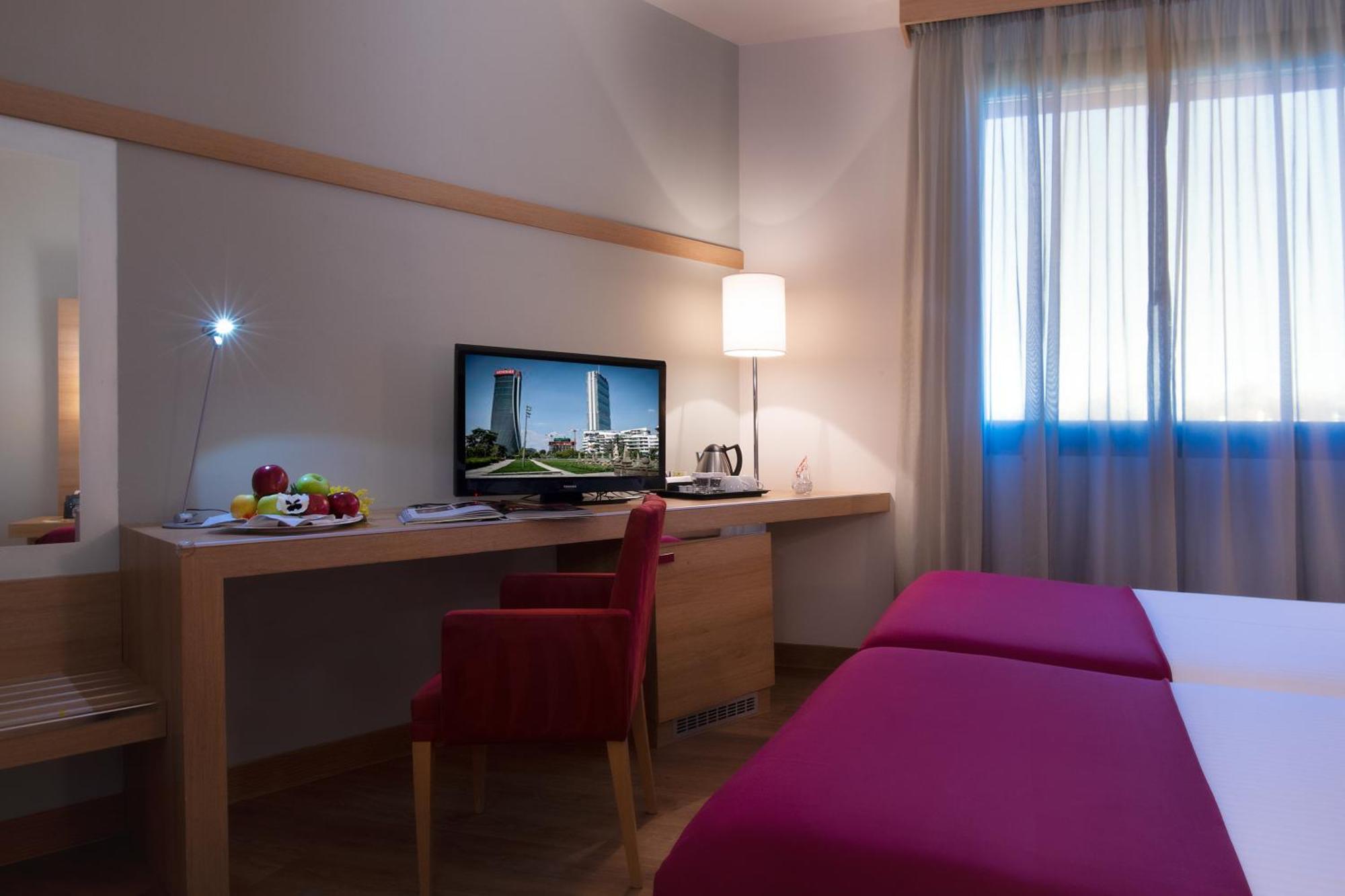 Отель Dolce By Wyndham Milan Malpensa Сомма-Ломбардо Экстерьер фото
