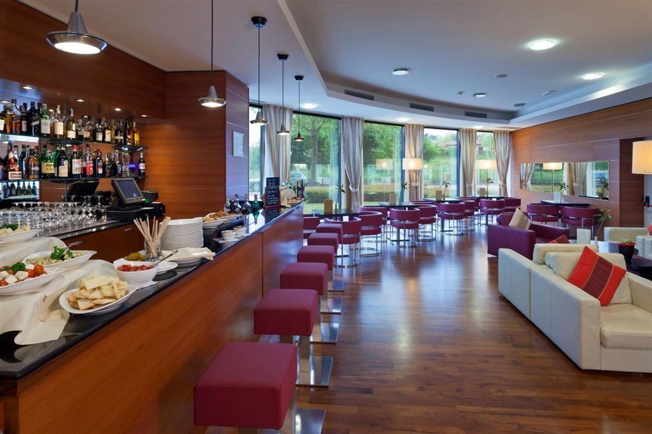Отель Dolce By Wyndham Milan Malpensa Сомма-Ломбардо Экстерьер фото