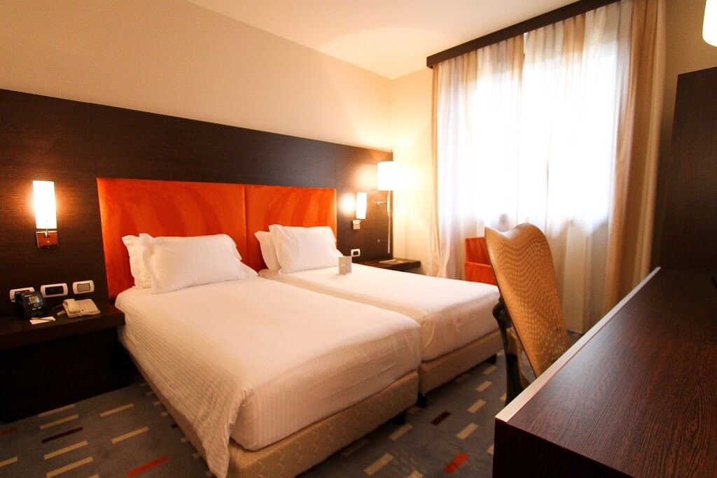 Отель Dolce By Wyndham Milan Malpensa Сомма-Ломбардо Экстерьер фото